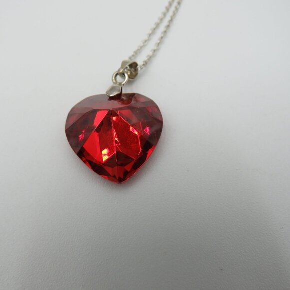 Crystal Necklace 18" Heart Shaped Faceted Red Pendant Necklace Silver Tone Chain - Picture 3 of 7